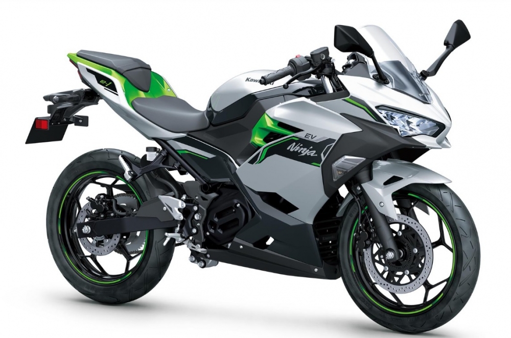 Finn glede i daglig pendling. Kawasaki tilbyr elektrifisert spenning
med sine nye elektriske motorsykler. Lad dagen din med
Ninja e-1.