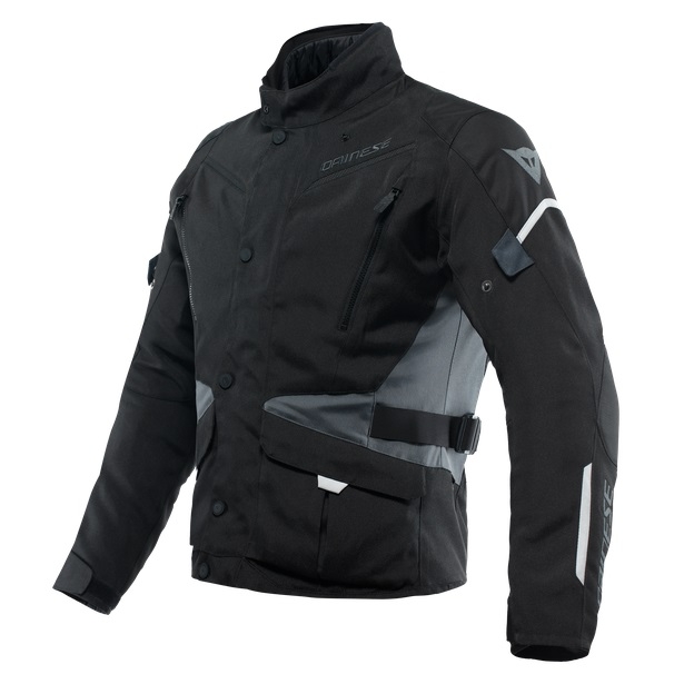 Touring-jakke for menn med D-Dry® vanntett membran og avtagbart termisk fôr, for optimal bruk hele året. Med Pro-Armor Lev. 2, Type B-beskyttere på albuene og skuldrene, den gir en kort, atletisk passform. Dainese